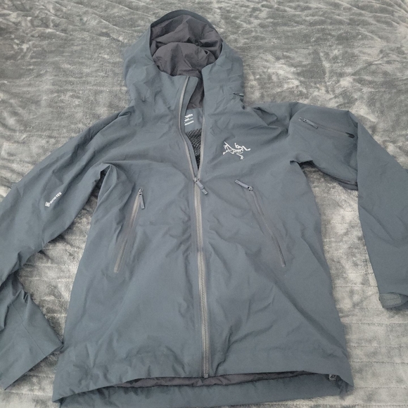 Arc’teryx Rush IS Ski Jacket sz medium - Picture 6 of 8